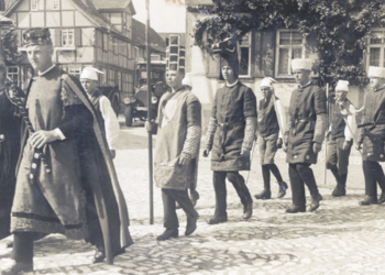 Auftritt des Lebendschach-Ensembles in Ströbeck, ca. 1930 ©Sammlung Schachmuseum Ströbeck