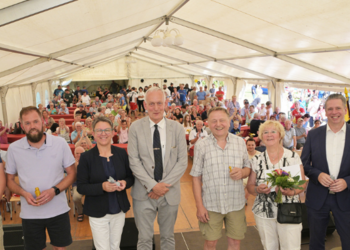 Große Gratulation zum 50. Hochzeitstag im Ströbecker Festzelt an das Ehepaar Kühne (4. und 5. v. r.) ©Stadt Halberstadt / Holger Wegener