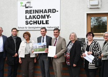 Große Freude über den Besuch von Bildungsminister Jan Riedel (5.v.l.) und den Förderbescheid ©Holger Wegener, Stadt Halberstadt