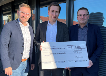 ÖSA-Geschäftsstellenleiter Max Grüning und  ÖSA-Gebietsleiter Erik Lange freuen sich mit Oberbürgermeister Daniel Szarata über die Unterstützung der Stadt Halberstadt ©Nicole Huhn