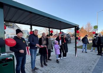 Beim Durchschneiden des Bandes am neuen Wartehäuschen in der Sargstedter Siedlung (von links): Christian Schneider, Vorsitzender des Siedler-Vereins, Timo Günther, stellvertretender Oberürgermeister, Detlef Rosenbusch (TSB Harz), Klaus Meissner vom Siedlerverein, Marie Kelle sowie Vertreterinnen der Harz-Sparkasse ©Stadt Halberstadt, Jeannette Schroeder