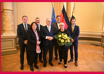 Ministerpräsident Dr. Reiner Haseloff und Ordensträgerin Frauke Weiß mit der Delegation aus Halberstadt und der Familie ©Stadt Halberstadt, H. Wegener Ministerpräsident Dr. Reiner Haseloff und Ordensträgerin Frauke Weiß mit der Delegation aus Halberstadt und der Familie ©Stadt Halberstadt, H. Wegener