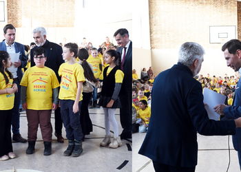 Übergabe des Förderbescheids für die Grundschule „Freiherr Spiegel“ ©Pressestelle, Holger Wegener Übergabe des Förderbescheids für die Grundschule „Freiherr Spiegel“ ©Pressestelle, Holger Wegener