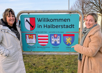 Sandra Pampus, Mitarbeiter Kulturmarketing, und Nancy Wesemeier, Leiterin Stadtmarketing, freuen sich &uuml;ber die frischen Willkommensschilder an den Ortseing&auml;ngen Halberstadts &copy;Stadtmarketing
