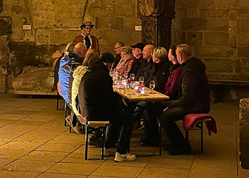 Ganz stimmungsvoll empf&auml;ngt eine Winzerfrau ihre G&auml;ste zur Weinprobe im Kreuzgang der Liebfrauenkirche &copy;Hanna Dwenger