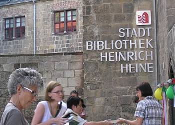 Bücherflohmarkt vor der Bibliothek