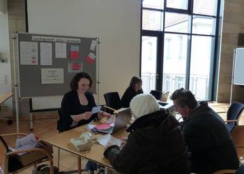 Marie und Klaus Kalaschewski im Briefwahllokal: Beratung und Unterlagen erhalten die beiden Halberstädter durch Andrea Schwarzloos (links), Auszubildende, und Ramona Schmidt, Mitarbeiterin der Stadtverwaltung.