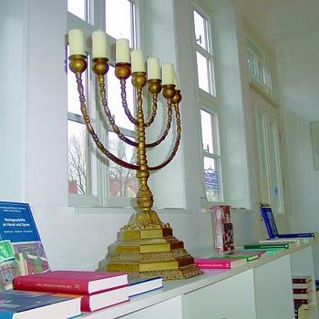 Diese  Menora siebenarmiger Leuchter gehört zu den Ausstellungsstücken im Berend Lehmann Musem. Sie ist eines der wichtigsten religiösen Symbole des Judentums und wurde bei der Staatsgründung Israels in das Staatswappen aufgenommen.