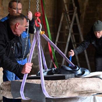 Im Auftrag des Landesmuseums für Vorgeschichte in Halle (Saale) wird der „Menhir von Dingelstedt“ für den Transport vorbereitet &copy;Holger Wegener