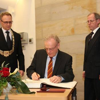 Hilariusmahl 2016 in Halberstadt - Friedrich Schorlemmer trägt sich in das Goldene Buch der Stadt ein.