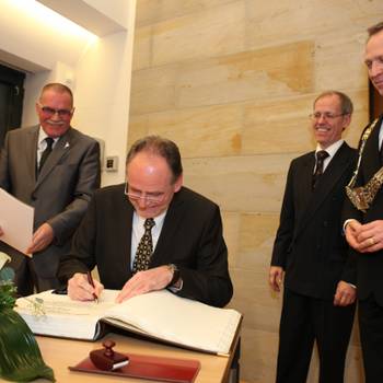 Hilariusmahl 2016 in Halberstadt - Der Preisträger des Silbernen Rolands Eckard Gehder trägt sich ins Goldene Buch ein