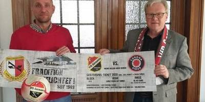 Altpräsident Olaf Herbst (rechts) und der aktuelle Vereinschef Erik Hartmann rufen gemeinsam dazu auf, den VfB Germania Halberstadt mit einem Kartenkauf zum Benefizspiel zu unterstützen. © Ingolf Geßler