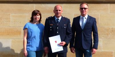 Kerstin Schmieder (Abteilungsleiterin Personal), Ingo Wetzel (Abteilungsleiter Feuerwehr) und Oberbürgermeister Andreas Henke (v. l. n. r.) © Nadine Röhrdanz/Pressestelle/Stadt Halberstadt