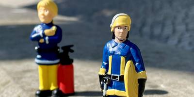 Zwei Tonie-Figuren stehen auf einer Mauer