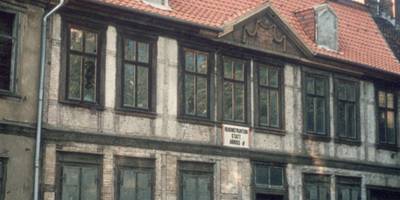 Leer stehendes Fachwerkhaus Grudenberg 11 mit Plakaten „Rekonstruktion statt Abriss“ und „Neues Forum“, Anfang 1990 F DS 7928 Haus Grudenberg 11 1990