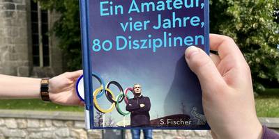 Das Coverbild von "Meine Olympiade" wird mit Beinen und olympischem Ring ergänzt