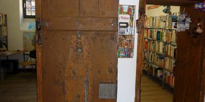 Blick in die ehemaligen Gefängniszellen, Kinderbibliothek