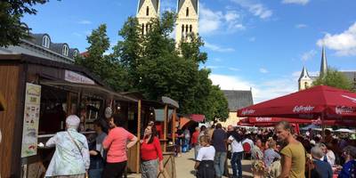 Großer Bücherflohmarkt zum Fest der Sinne auf dem Domplatz