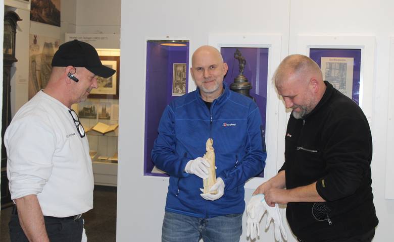Museologe André Pohl (Mitte) mit der Bischofsfigur zwischen den Fachleuten von DB Schenker Museologe André Pohl (Mitte) mit der Bischofsfigur zwischen den Fachleuten von DB Schenker