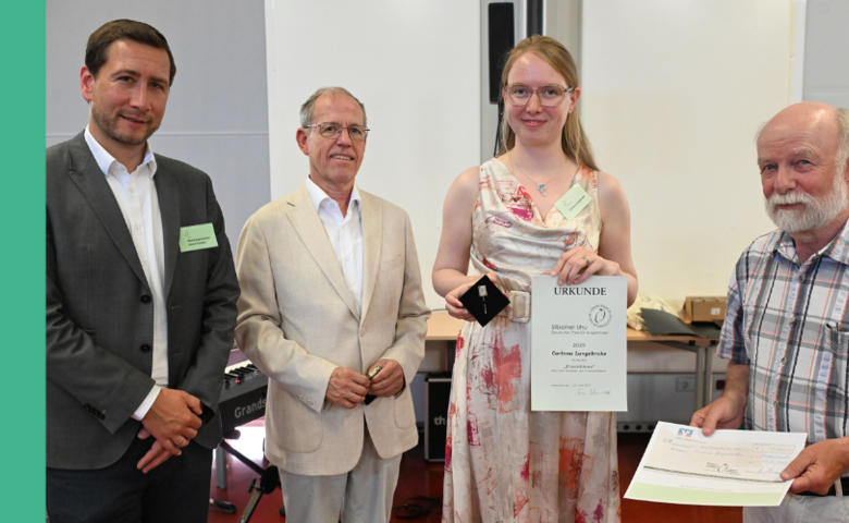 Dr. Corinna Langebrake erhält aus den Händen von Frank-Ulrich Schmidt und in Anwesenheit von Dr. Volker Bürger und Daniel Szarata den „Silbernen Uhu“