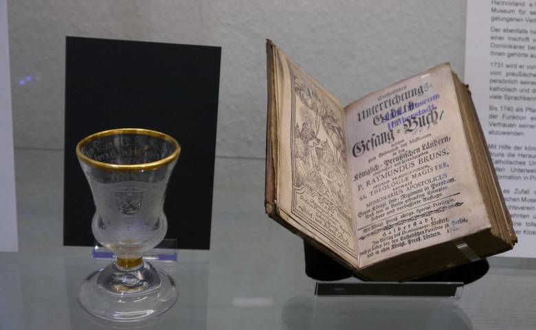 Diese beiden Objekte der Ausstellung weisen auf die besondere seelsorgerische Verbindung der Halberstädter Dominikaner mit dem Heer des Preußenkönigs Friedrich Wilhelm I. hin. ©Sammlung Städtisches Museum Halberstadt