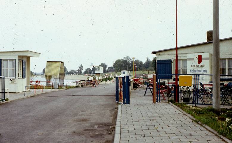 Halberstädter See, Kassenbereich und Rettungsschwimmerturm, 1978 ©Sammlung Städtisches Museum Halberstadt, Archiv: Werner Hartmann
