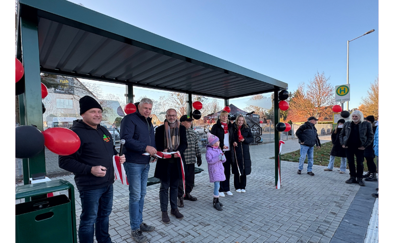 Beim Durchschneiden des Bandes am neuen Wartehäuschen in der Sargstedter Siedlung (von links): Christian Schneider, Vorsitzender des Siedler-Vereins, Timo Günther, stellvertretender Oberürgermeister, Detlef Rosenbusch (TSB Harz), Klaus Meissner vom Siedlerverein, Marie Kelle sowie Vertreterinnen der Harz-Sparkasse