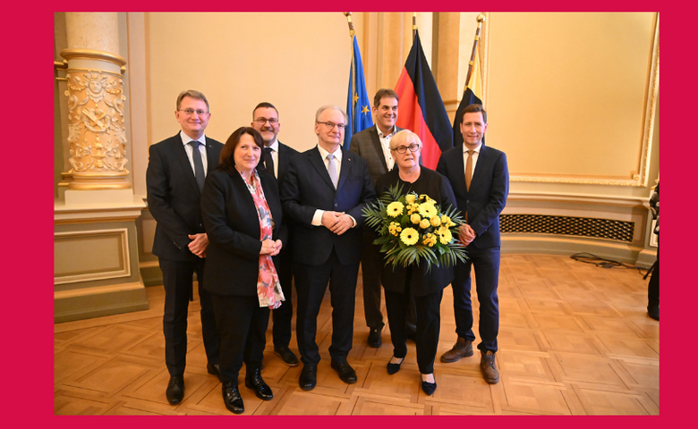 Ministerpräsident Dr. Reiner Haseloff und Ordensträgerin Frauke Weiß mit der Delegation aus Halberstadt und der Familie
