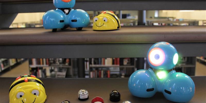 diverse Roboter in der Bibliothek