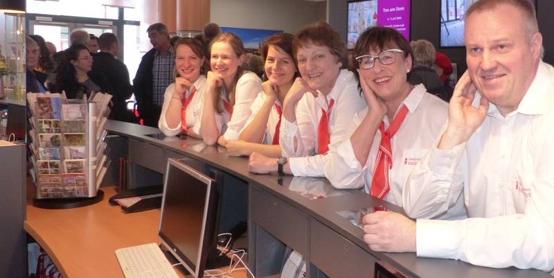 Das Team der Tourist Information Halberstadt präsentiert sich in den neuen modernen Räumlichkeiten: (von links) Monika Klytta, Tina Beckmann, Nicole Huhn, Petra Stan-ge, Christiane Strohschneider, Leiterin der Tourist Information, und Dirk Jakel (ab 2. März 2020).