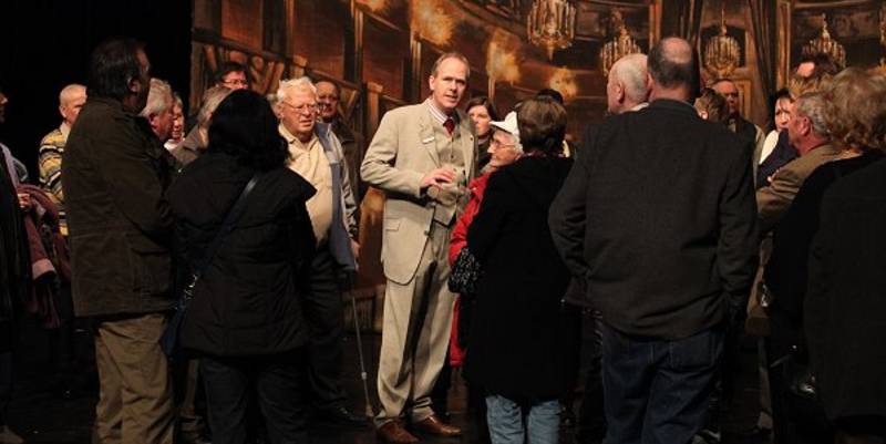 Intendant Johannes Rieger führt durchs Theater offene tuer theater 2