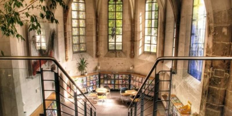 Der Nordflügel der Bibliothek mit der Peterskapelle bibliothek chor 600x400