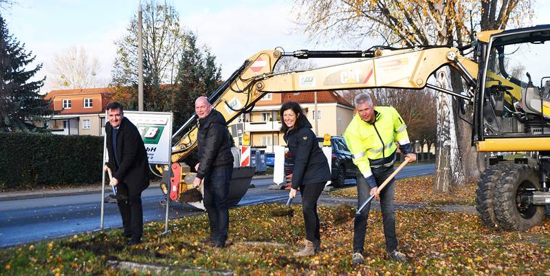 Landrat Thomas Balcerowski, der stellv. Oberbürgermeister der Stadt Halberstadt, Thomas Rimpler, die Geschäftsführerin der Halberstädter Verkehrs-GmbH, Claudia Stein und der Geschäftsführer der Baufirma TSB Harz GmbH, Detlef Rosenbusch. © Stadt Halberstadt, Pressestelle