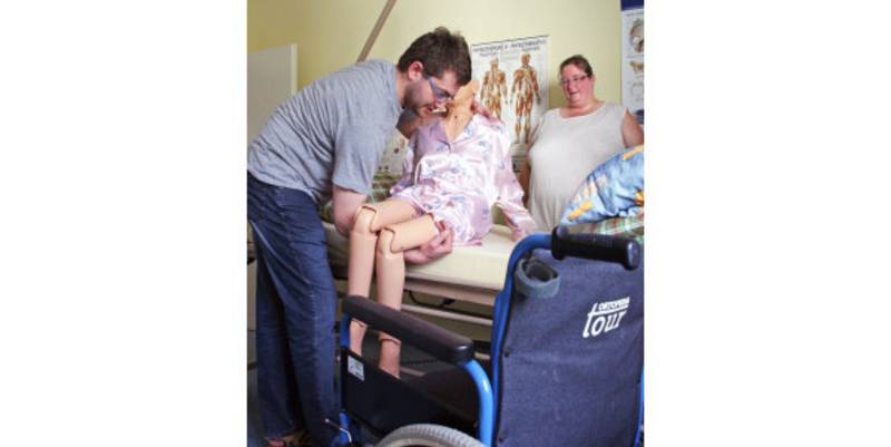 Übungssituation Altenpflege - Pflegekabinett OKS WR - FOTO: KoBa Harz presse altenpflegeausbildung dirk siegerpetra schaefer