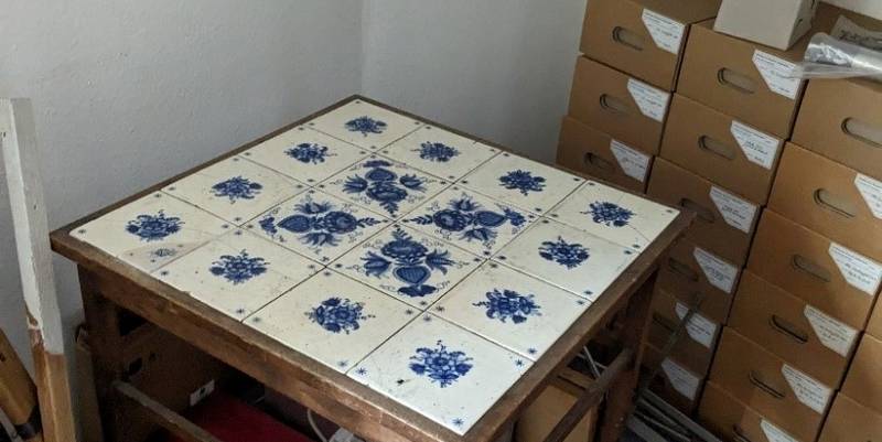 02 kacheltisch im museum