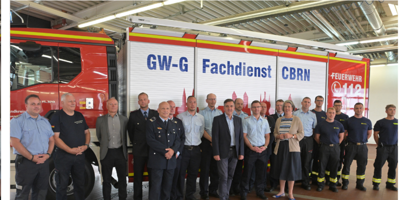 pm slider modernes gefahrgut fahrzeug an die feuerwehr halberstadt bergeben