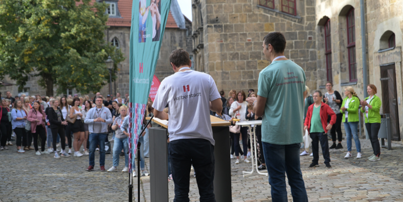 Oberbürgermeister Daniel Szarata und Stefan Meyer vom BGM eröffneten den 2. Halberstädter Gesundheitstag für die Mitarbeitenden der Stadtverwaltung. © Holger Wegener PM   Gesundheitstag in der Stadtverwaltung Halberstadt Prävention und Bewegung im Fokus