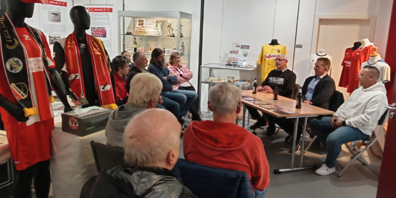 Impressionen vom Zeitzeugengespräch zur Jubiläumsausstellung mit „Andi“ und „Gerle“ und Moderator Bernd Waldow am 25.09.2025 (Städtisches Museum HBS). © Städtisches Museum PM 2. Impressionen vom Zeitzeugengespräch zur Jubiläumsausstellung mit „Andi“ und „Gerle“ und Moderator Bernd Waldow am 25.09.2025 (Städtisches Museum HBS).