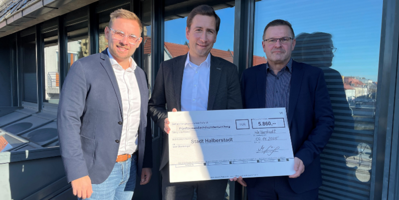 ÖSA-Geschäftsstellenleiter Max Grüning und ÖSA-Gebietsleiter Erik Lange freuen sich mit Oberbürgermeister Daniel Szarata über die Unterstützung der Stadt Halberstadt © Nicole Huhn pm sa unterst tzt stadt halberstadt gewinnbeteiligung und neues pr ventionsangebot