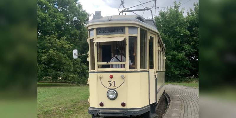 historische Straßenbahn quer (1)