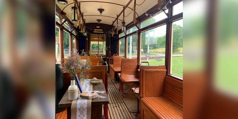 historische Straßenbahn innen quer (3)