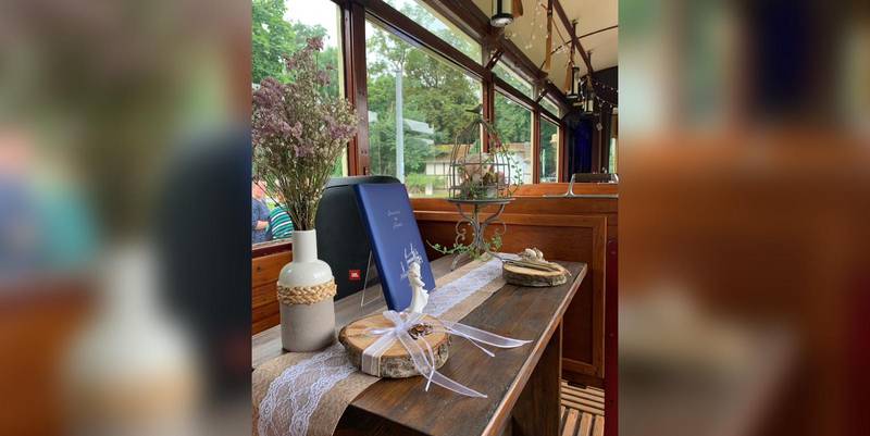 historische Straßenbahn innen  quer (2)