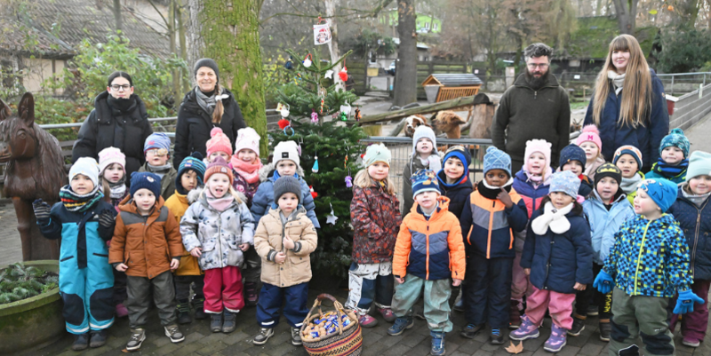 PM   Weihnachtsbaumschmücken im Tiergarten