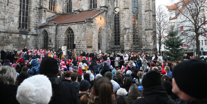 Mit großer Begeisterung wurde das Lied vom Halberstädter Weihnachtsbaum an der Martinikirche in Halberstadt gesungen © Holger Wegener PM Halberstädter Weihnachtslied an der Martinikirche aufgeführt