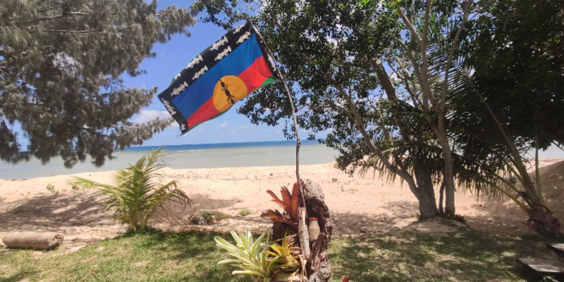 PM   Flagge von Neukaledonien   Zealandia – der achte Kontinent Reisebericht aus Neukaledonien