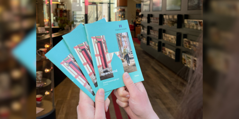 PM   Neue Broschüre informiert über Stadtspaziergänge 2026  (Foto Hanna Dwenger)