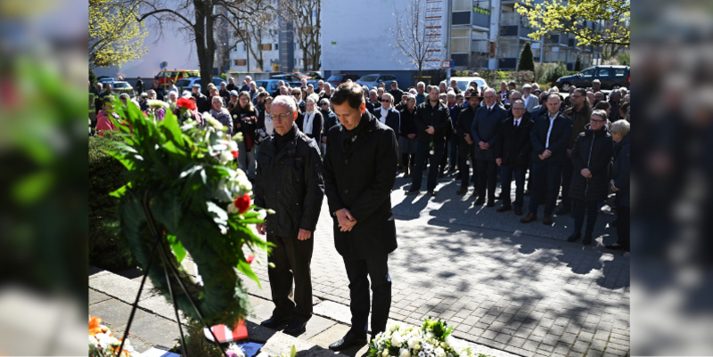 Stadtratspräsident Dr. Volker Bürger und Oberbürgermeister Daniel Szarata gedenken an der Franzosenkirche den Opfern des 8. April 1945 © Holger Wegener PM Halberstadt gedenkt der Zerstörung vor 81 Jahren