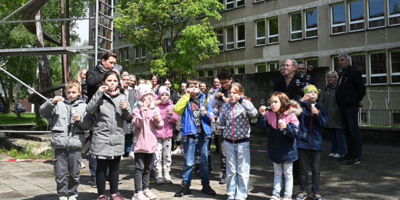 Große Freude über den Sanierungsauftakt an der Grundschule "Freiherr Spiegel" © Holger Wegener PM Start der Sanierungsarbeiten an der Grundschule Freiherr Spiegel