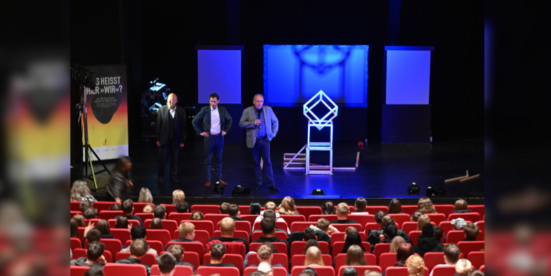 Joachim Schiemann vom Theaterförderverein, Oberbürgermeister Daniel Szarata und Generalmusikdirektor Johannes Rieger eröffnen das Schülertheaterprojekt © Holger Wegener PM Schülertheater in Halberstadt begeistert mit starkem inhaltlichen Impuls