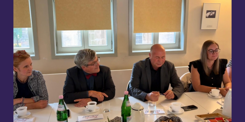 Landesbischof Friedrich Kramer und der stellvertretende Oberbürgermeister Thomas Rimpler im Gespräch mit der Initiative „Frauen für Halberstadt“ © Jeannette Schroeder, Stadt Halberstadt pm slider sommertour kramer